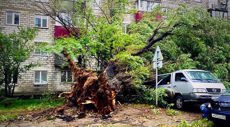 Powerful cyclone blows away 30-meter crane, roofs, trees in Russia’s ...