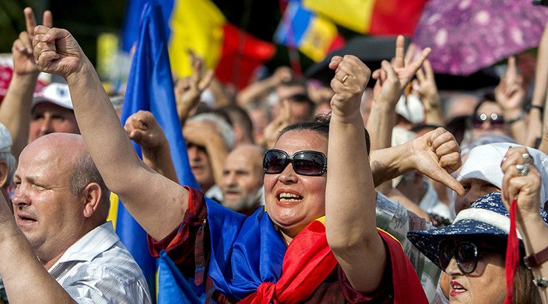 Thousands protest in Moldova over $1bn bank fraud (VIDEO)
