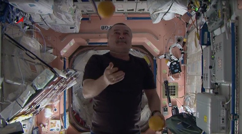 Circus in space: ISS crew members juggle oranges in zero gravity (VIDEO)