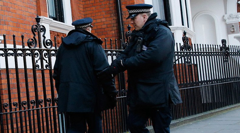 2 London police officers dismissed for sending racist text messages