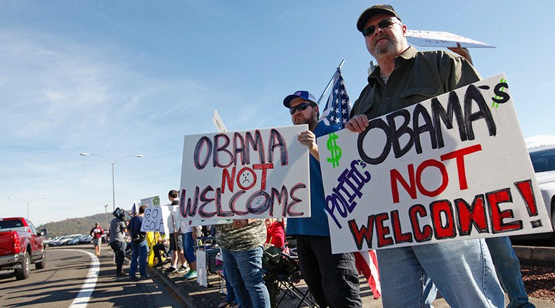 Hundreds of gun rights activists protest Obama during visit with Oregon shooting families