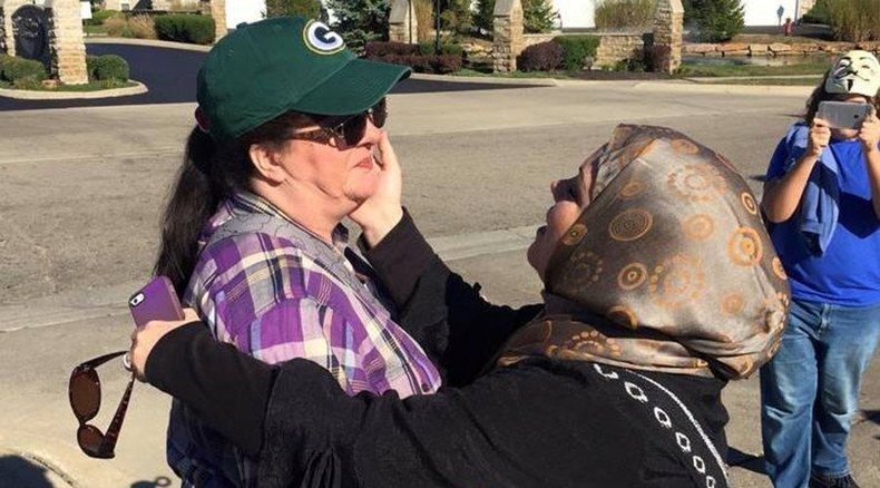 #Hugsmatter: ‘Hardcore’ anti-Islam protester puts down banners after hug from Muslim (VIDEO)