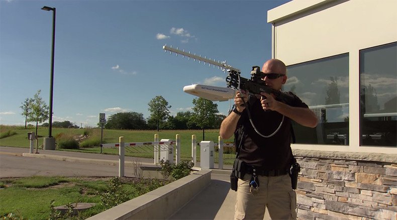 US company unveils first-ever handheld drone-neutralizer gun (VIDEO)