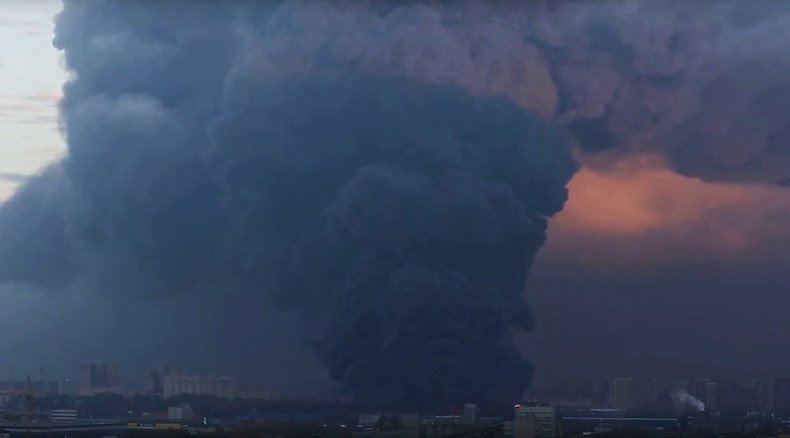 Apocalyptic pillar of smoke rises over St. Petersburg as fire destroys warehouse (VIDEO, PHOTOS)
