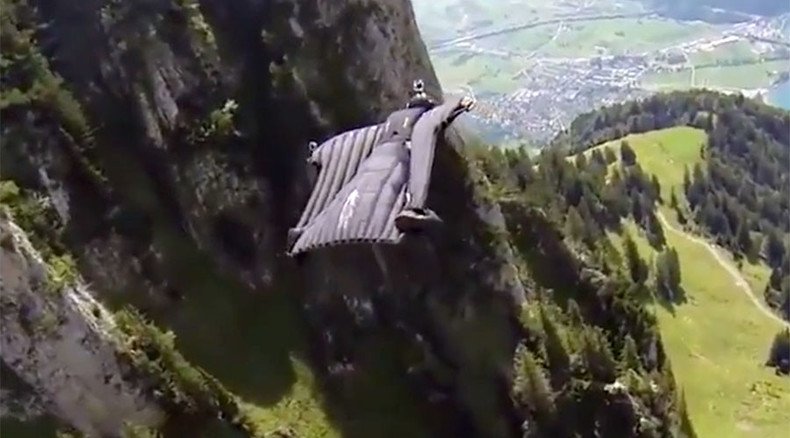 Death defying birdman almost crashes into stone wall, parachute lines become tangled (VIDEO)
