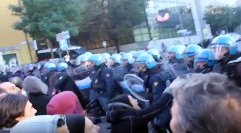 Riot police clash with squatters refusing eviction in Bologna (PHOTOS, VIDEO)