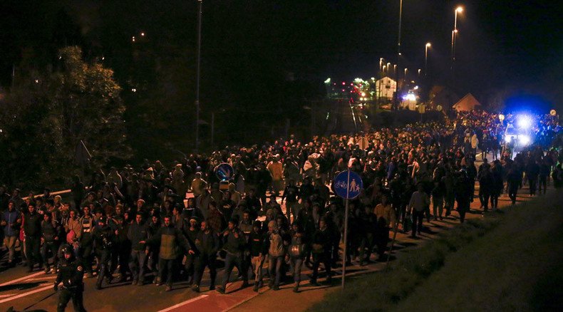 Slovenia expands army powers to help police guard border amid refugee crisis