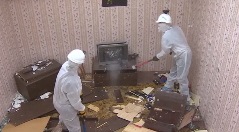 Rage against the room: Russians use sledgehammers to help ease stress (VIDEO)