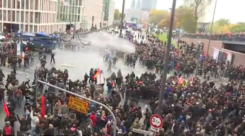 German police deploy water cannon as far-right, antifascists rally in Cologne (PHOTOS,VIDEO)