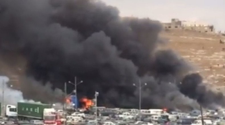 Huge clouds of smoke at Amman customs in Jordan as 'truck with fireworks explodes' (VIDEO)