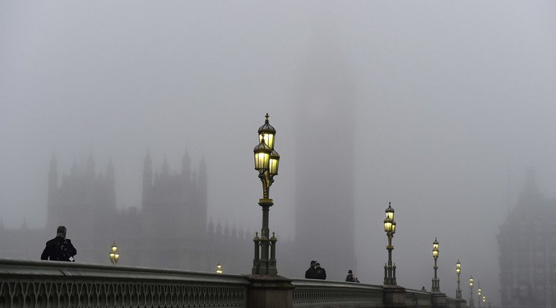 Stranded! #LondonFog leads to canceled flights, disgruntled commuters (PHOTOS)