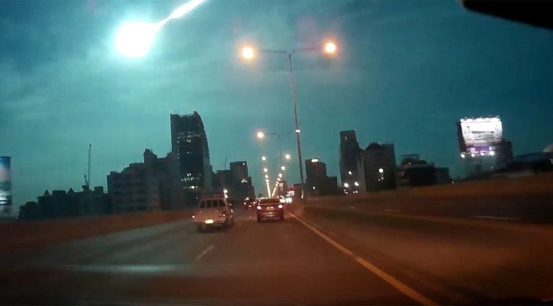 Awe-inspiring fireball lights up sky over Bangkok (VIDEOS)