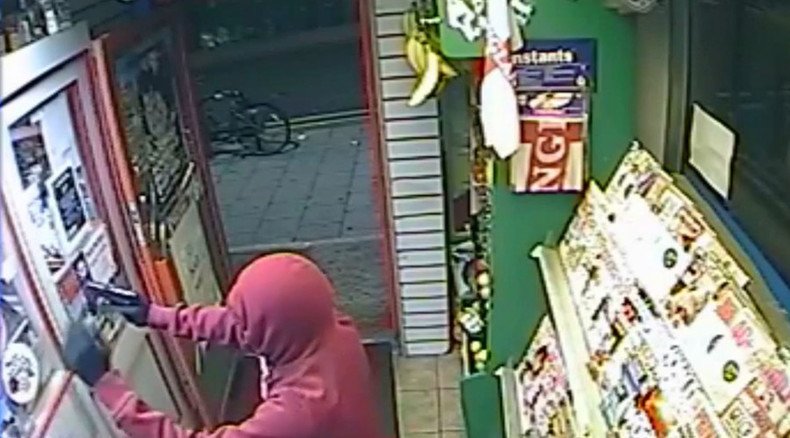 Shopkeeper shot with ‘high-powered’ pellet gun, thieves take cash register (VIDEO)