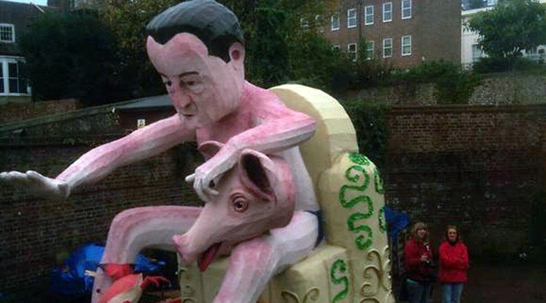 Hog roasted! Lewes bonfire burn effigy of Cameron with a pig’s head (VIDEO)