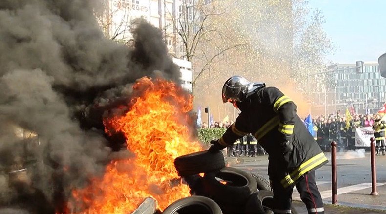 Striking French firefighters start fires, occupy train station during protest (VIDEO)