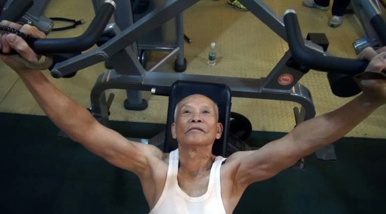 Chinese ‘muscular grandpa’ in fantastic physical shape at 93yo (VIDEO)