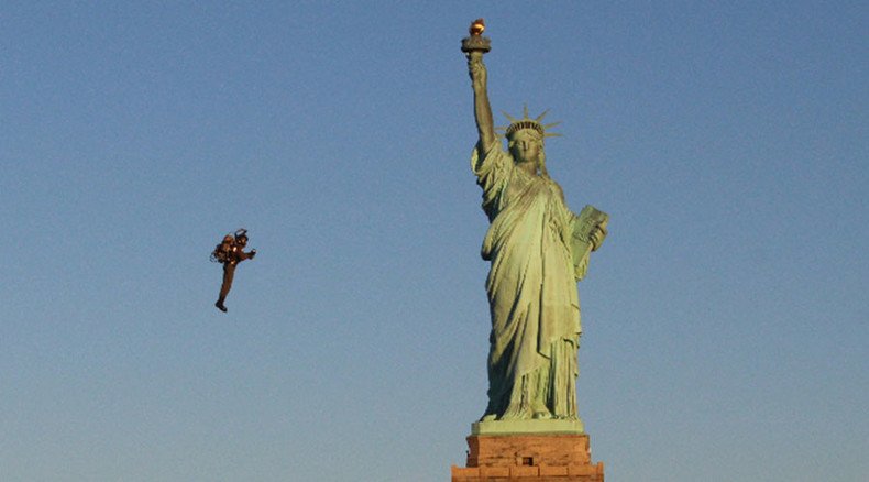 Ironman returns: Aussie inventor circles Statue of Liberty on jetpack (VIDEO)