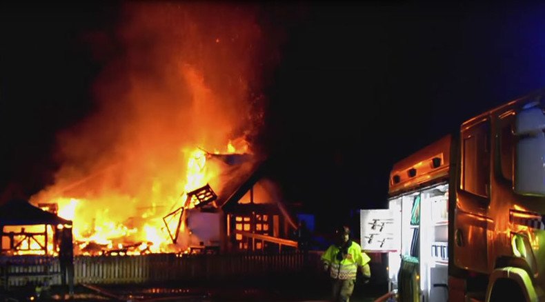 Fierce blaze devastates Norway refugee shelter amid record migrant influx (VIDEO)