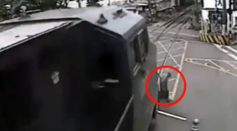 Couldn’t care less: Old man in Brazil crosses rail tracks split second before train passes (VIDEO)