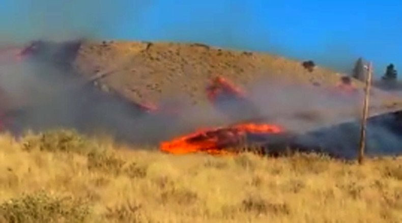 Fire power: Hill ablaze within seconds threatening dozens of US homes (VIDEO)
