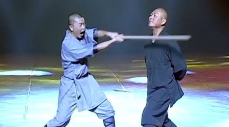 Show of strength: Chinese monk breaks stick with neck, stuns spectators (VIDEO)