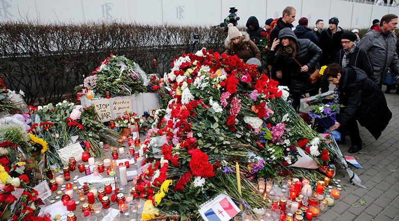 Praying for Paris: Mourning after terrorist attacks goes global (PHOTOS, VIDEO)
