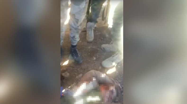 Video allegedly shows dead Russian pilot surrounded by armed rebels in Syria (GRAPHIC)