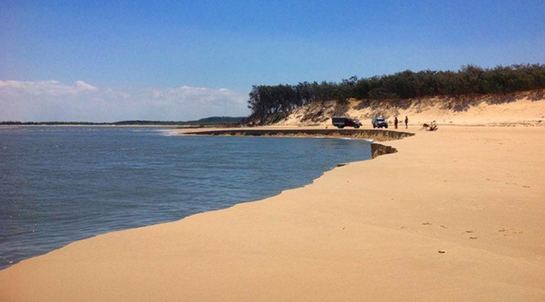 Football-field-sized sinkhole devours Australian beach, may grow even bigger (PHOTO)