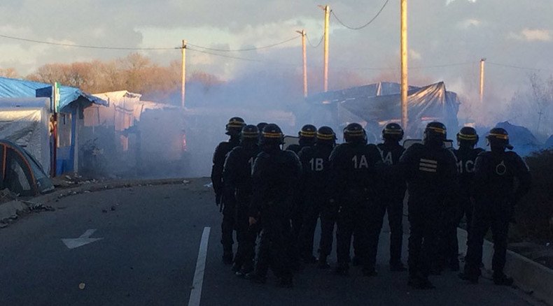 French police unleash tear gas against migrants in Calais, as mayor calls for army help