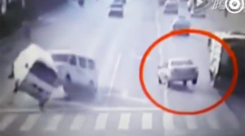Chinese optical illusion car crash leaves viewers baffled (VIDEO)
