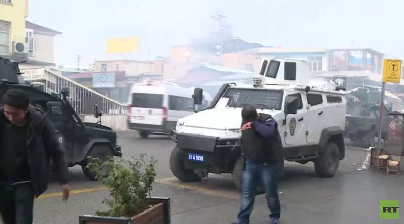 RT reporter teargassed while filming unrest in Diyarbakir, Turkey