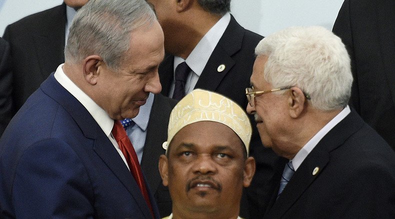 Did history just happen? Netanyahu and Abbas ‘once-in-5-years handshake’ photobombed