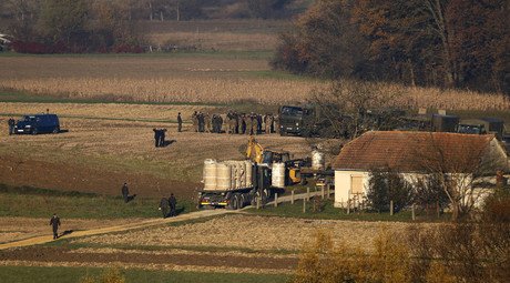 Slovenia starts erecting razor fence along Croatian border amid migrant crisis