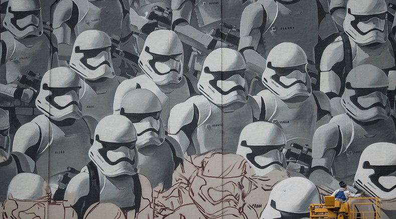 Imperial invasion: Giant Star Wars storm troopers mural painted on Moscow streets (VIDEO)