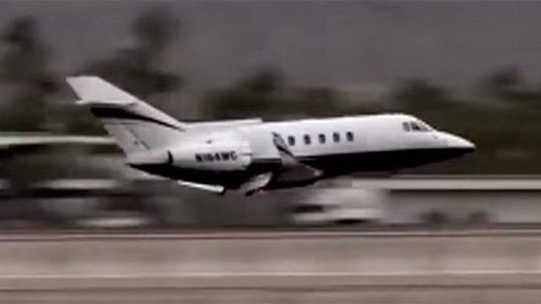 Plane makes emergency landing in California with no wheels (VIDEO)