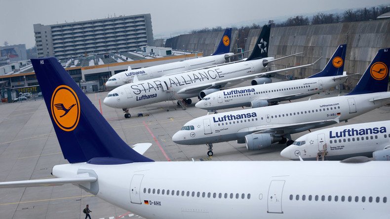 Lufthansa passenger tries to open plane door midflight