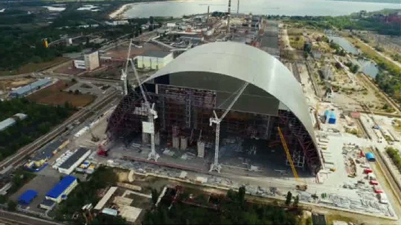 Drone footage shows giant sarcophagus under construction in Chernobyl (VIDEO)