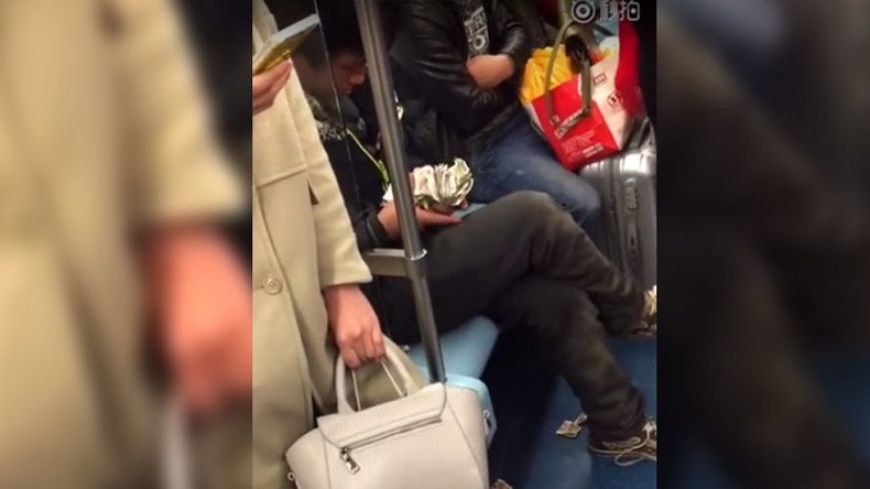 VIDEO: Mysterious man flashes cash on subway