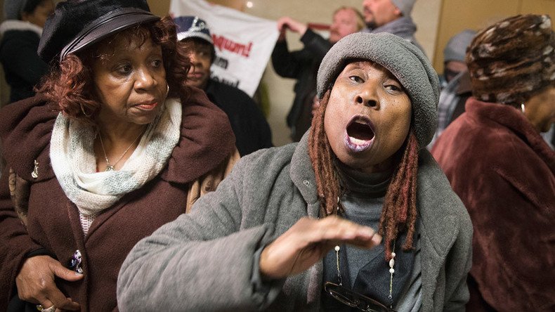 Chicago protesters block streets, scuffle with cops, demand Mayor Emanuel resign