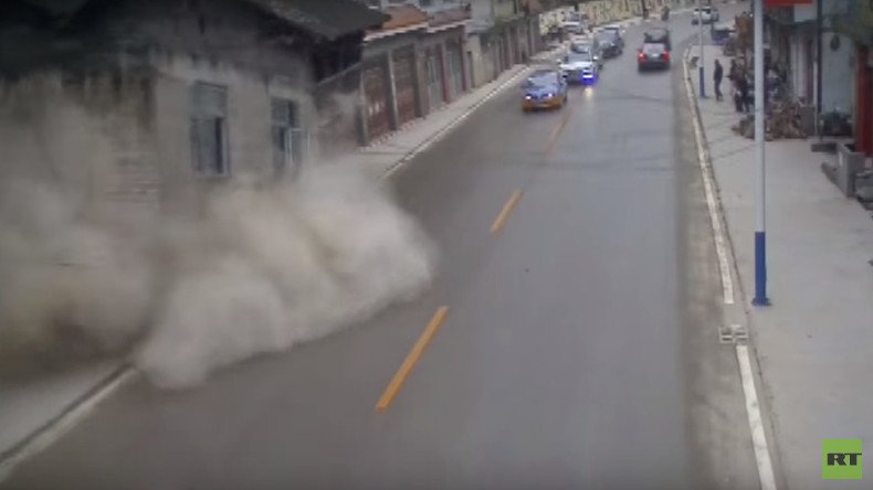 Two houses collapse on busy road after landslide in China (VIDEO)