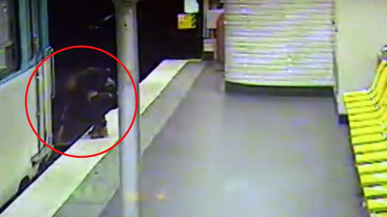 Pickpocket... Hero: Thief saves sleepwalker from metro tracks after robbing him (VIDEO) 