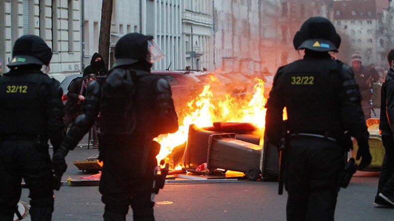 Water cannons & tear gas deployed in Leipzig, as neo-Nazi demo sparks massive counter rallies