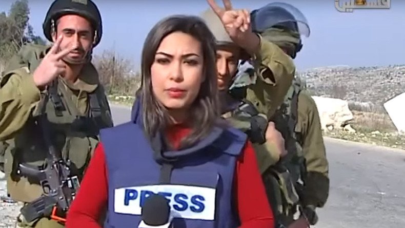 IDF soldiers mock & disrupt Palestinian reporter blasting 'Israel’s racist policy' (VIDEO)