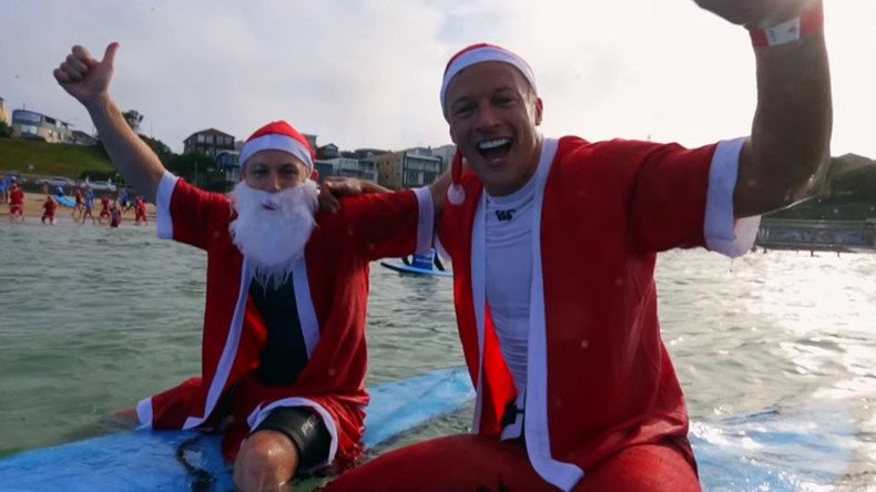 320 ‘Surfing Santas’ set world record in Australia (VIDEO)