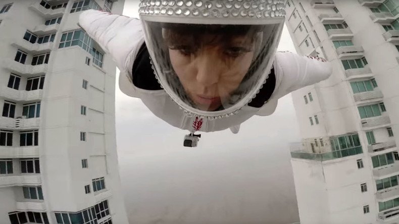 Birdwoman? Italian wingsuit jumper flies between 2 buildings in Panama (VIDEO)