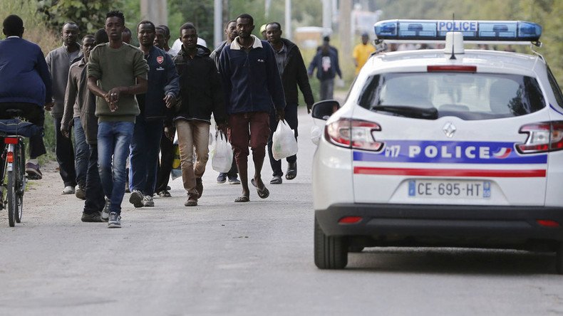 Calais: Hundreds of migrants attempt to storm Channel Tunnel (VIDEO)
