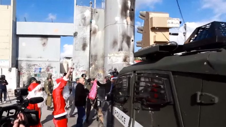 14 injured as Palestinian 'Santas' clash with Israeli police in Bethlehem (VIDEO)
