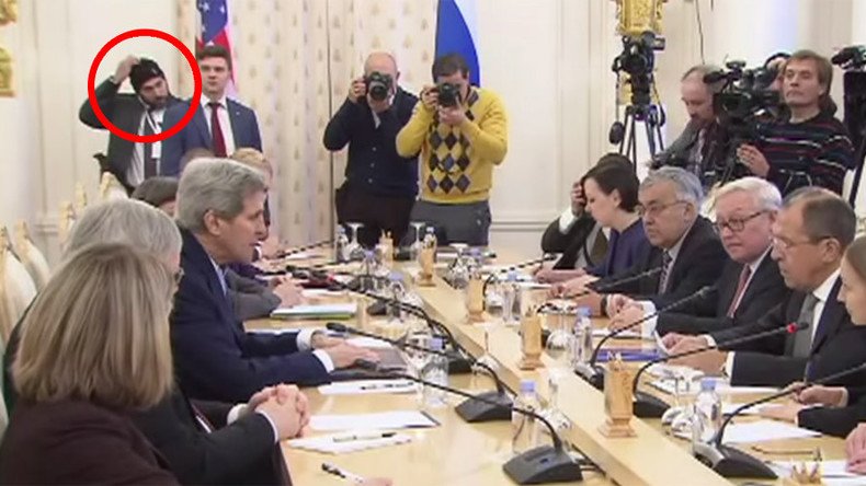 Lavrov-Kerry meeting gives people giggles, as security detail caught wearing winter hat (VIDEO)