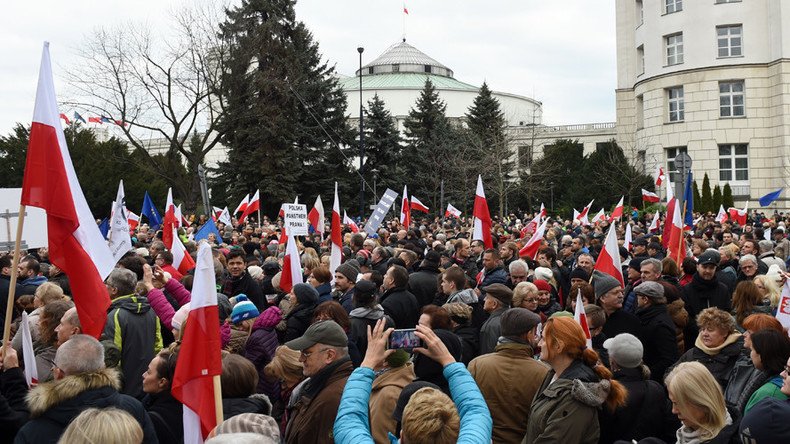 Anti-govt rallies draw thousands across Poland (PHOTOS, VIDEO)