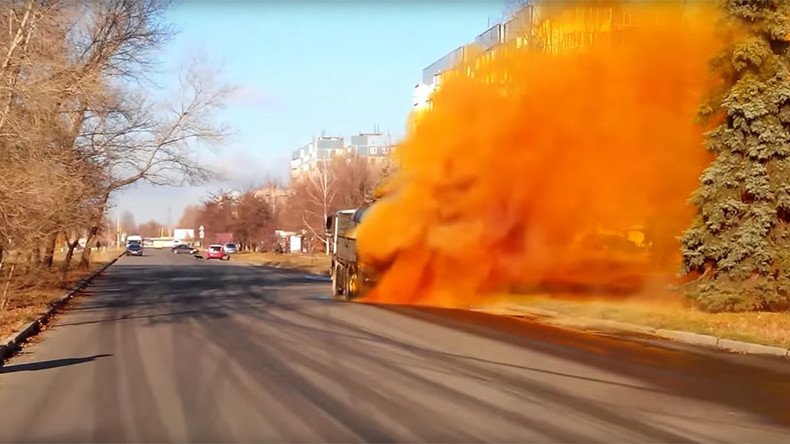 Chemical tanker truck bursts, spews nauseous orange fumes near playground (VIDEO)
